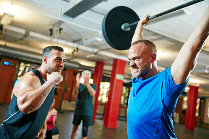 To personer træner styrke på fitnesscentret